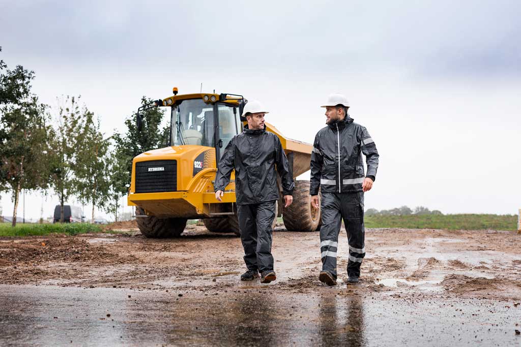 Zwei Männer in Arbeitskleidung auf einer Baustelle